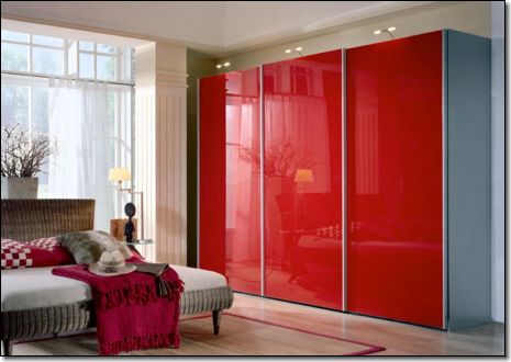 یک اتاق خواب زیبا و جذاب با شیشه های لاکوبل رنگی 